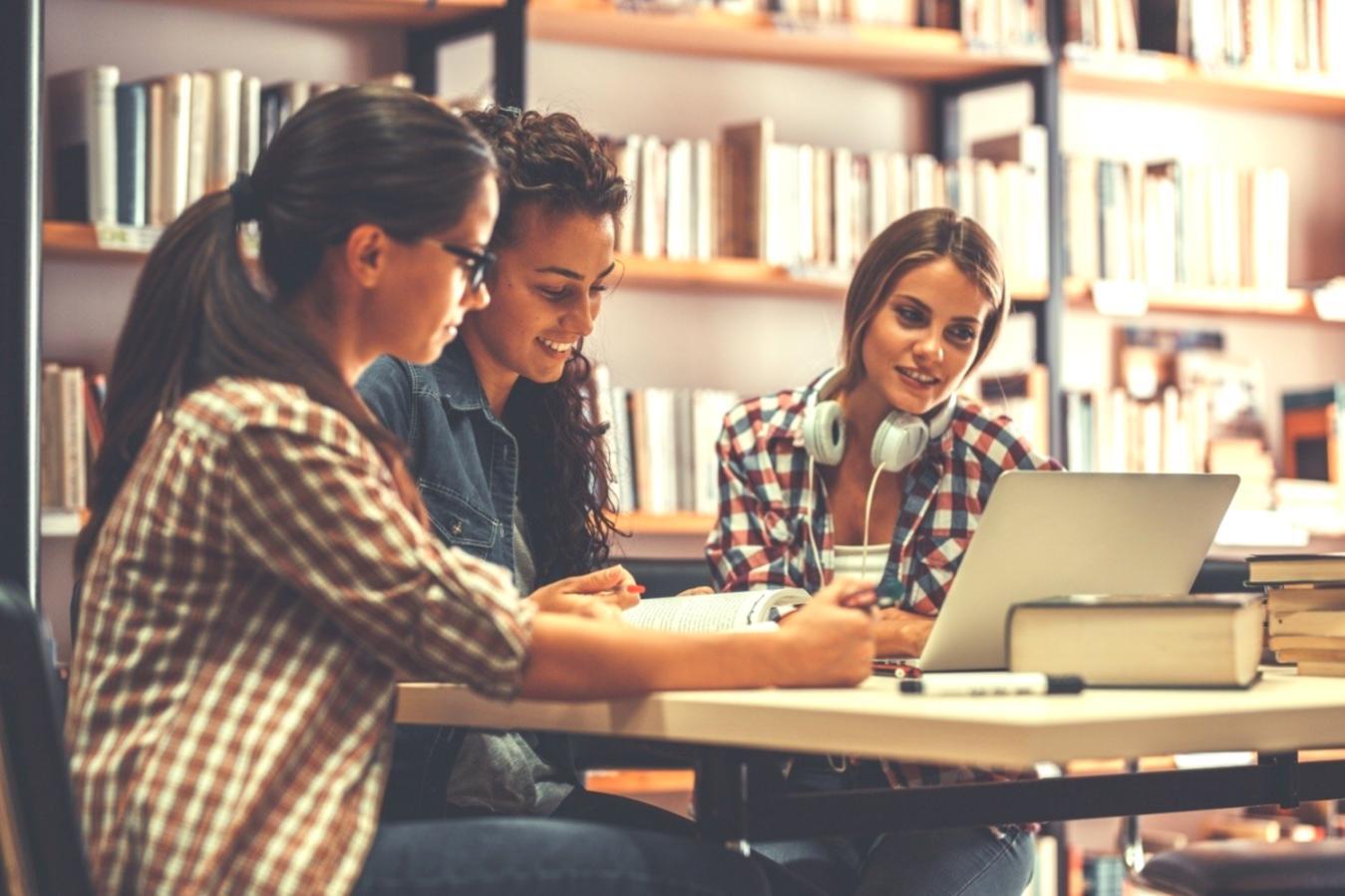 Espace de travail collaboratif avec documents financiers et ordinateur portable lors d'une session de conseil